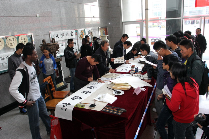 翰墨飄香，書寫青春——我校2014年度大學生鋼筆、粉筆規范字書寫大賽優秀作品展暨筆會圓滿舉行